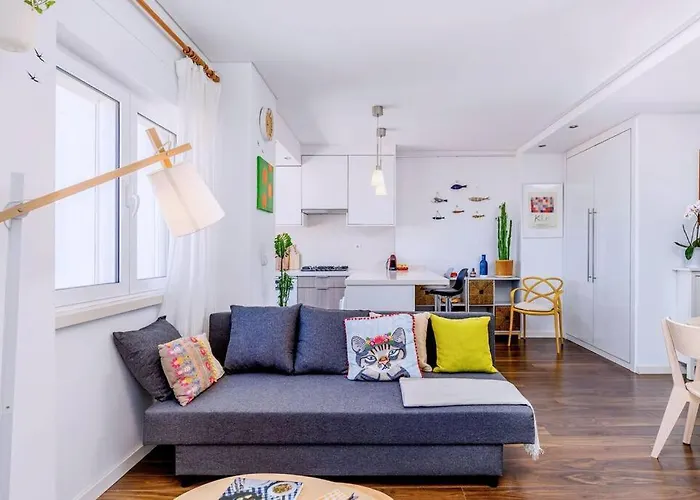 Cozy Bright Space With Landscape And Air Conditioner