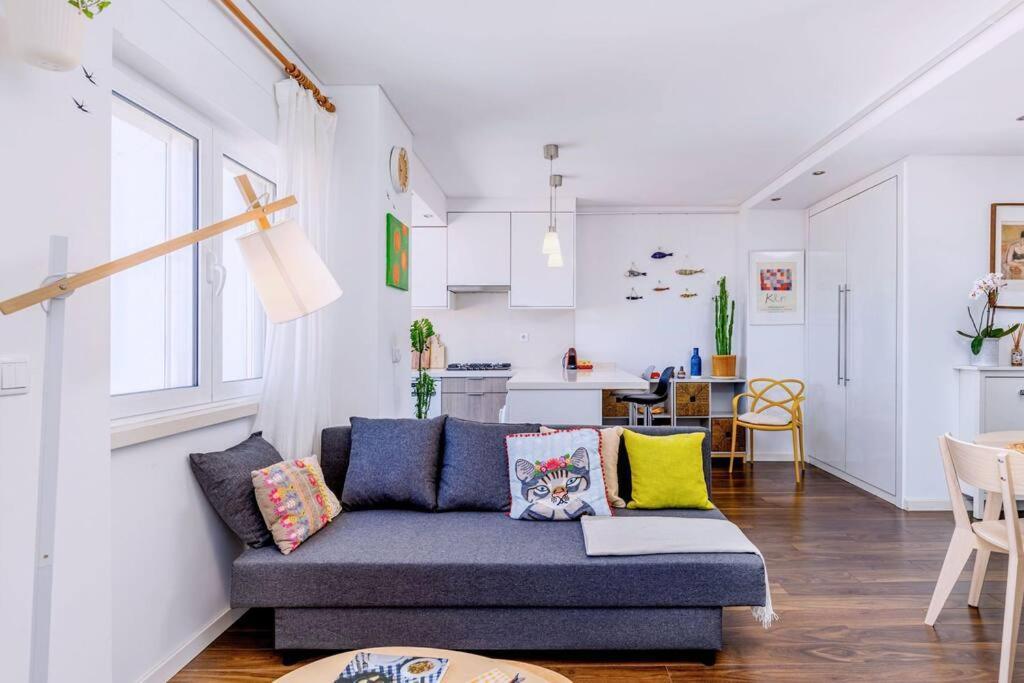 Cozy Bright Space With Landscape And Air Conditioner Apartment