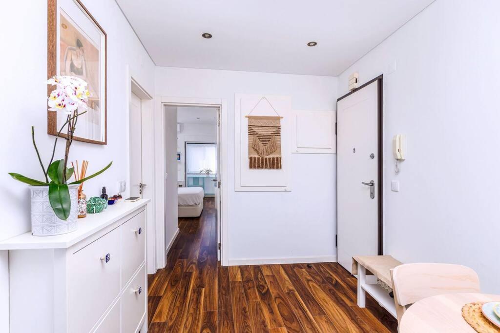 Cozy Bright Space With Landscape And Air Conditioner *